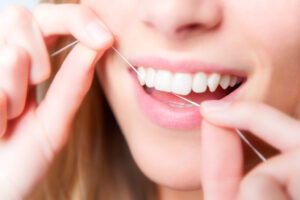 菊名の歯医者、ココセトデンタルクリニックでデンタルフロスで歯のすき間が空く原因について